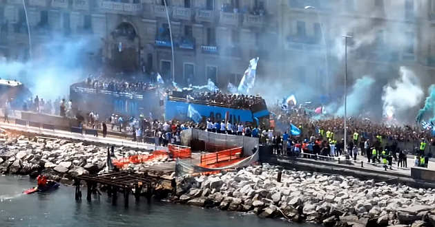 napoli_scudetto_festa_bus.jpg